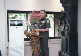 Pangdam IX/Udayana Mayjen TNI Harfendi, S.I.P.,M.Sc saat pimpin sertijab dan Tradisi Laporan Korps Irdam IX/Udayana dari Brigjen TNI Tatan Ardianto, S.I.P. kepada Kolonel Kav Harfuddin Daing, S.E., M.M. pada Rabu (3/1/2024) di Hall Makodam IX/Udayana.