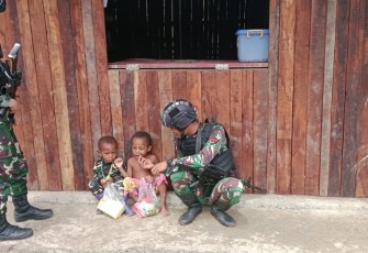 Pos Bompay Satgas Yonif 310/KK tunjukan kepeduliannya terhadap anak-anak di perbatasan RI-PNG dengan berkeliling kampung serta kunjungi SDN Bompay untuk membagikan bingkisan berupa susu dan makanan di Kampung Bompay, Distrik Waris, Kabupaten Keerom, Rabu (31/1/2024)
