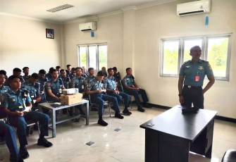 Komandan Wing Udara 3 saat Briefing Pembukaan Glagaspur U1 Wing Udara 3 TA 2024 di Ruang Rapat Mako Wing Udara 3 Biak, Papua, Rabu (7/2/2024).
