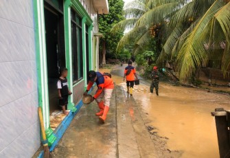Tim gabungan melakukan pembersihan fasilitas peribadatan yang terdampak banjir di Kabupaten Dharmasraya, Sumatra Barat.