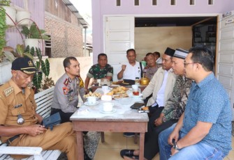 Sosok merakyat Kapolres Tapsel, AKBP Yasir Ahmadi, saat ngopi bareng sekaligus menampung aspirasi para Tokoh Masyarakat.