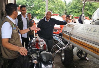Deputi Bidang Logistik dan Peralatan BNPB Dr. Lilik Kurniawan (jaket hitam) melakukan pengecekan gudang logistik BPBD Provinsi Sumatra Selatan (Sumsel) pada Kamis (21/1).  Foto: Kedeputian Bidang Logpal BNPB