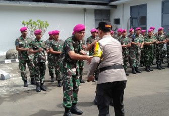 Danyonmarhanlan VIII Bitung, Letkol Marinir Aditya Indarto, S.E., M.Tr.opsla menerima kunjungan Kapolda Sulawesi Utara Irjen Pol Yudhiawan, S.H., S.I.K., M.H., M.Si, bersama rombongan di Mako Yonmarhanlan VIII Jl. RE Martadinata No. 02 Bitung Barat, Kec. Maesa Kota Bitung Selasa, (16/1/2024)