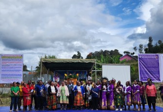 Personel Satgas Yonif 330 Tri Dharma yang beragama Kristen turut hadir bersama Apkam TNI-Polri dan masyarakat mengikuti kegiatan Ibadah Kebhaktian Kebangunan Rohani (KKR) dan Doa Pemulihan bersama, bertempat di lapangan Yokatapa, Distrik Sugapa, Kab. Intan Jaya, Papua Tengah, pada Senin (8/1/24)