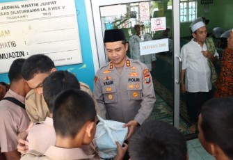Kapolres Tapanuli Selatan (Tapsel), AKBP Yasir Ahmadi, SIK, MH, begitu sumringah membaur dengan masyarakat sembari berbagi ratusan nasi kotak saat Jumat berkah, Jumat (25/2/2024)