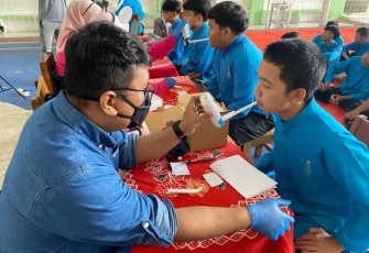 Pemeriksaan CO analyzer kepada pelajar di SMK Tirtajaya Depok, Jumat (22/11/24)