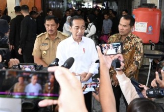 Presiden Joko Widodo di sela-sela kegiatannya meninjau stok dan harga bahan pokok di Pasar Kota Wonogiri, Jawa Tengah, pada Kamis (1/2/24).