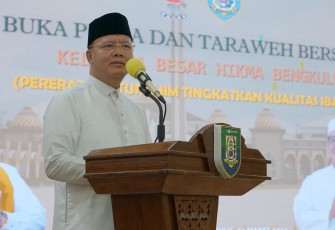 Gubernur Bengkulu Rohidin Mersyah berbuka puasa dan tarawih bersama Himpunan Keluarga Manna (HIKMA), bertempat di Balai Raya Semarak Bengkulu, Minggu (24/3)