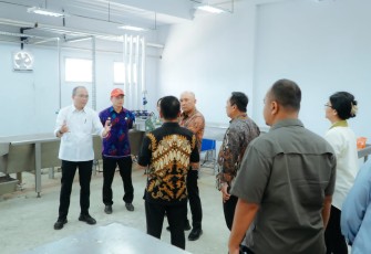 Menteri Teten saat melakukan kunjungan kerja ke Kabupaten Batu Bara untuk melihat progres pembanguan Rumah Produksi  Bersama Komoditas Cabai Merah yang berada di Desa Lubuk Cuik, Kecamatan Lima Puluh Pesisir, Kamis (14/03/2024).