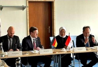 Menaker Ida Fauziyah saat dialog di Berlin, Rabu (28/2) malam.