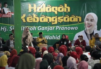 Istri calon presiden nomor urut 3 Ganjar Pranowo, Siti Atikoh Supriyanti