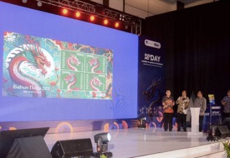 Kementerian Komunikasi dan Informatika saat meluncurkan Katalog Prangko Indonesia 2024 dalam rangkaian Pos Ind Day: Leading to Logistic Government di Menara Danareksa, Jakarta Pusat, Rabu (07/02/2024).