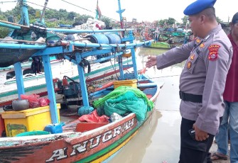 Petugas Ditpolairud Polda Banten saat menunjukan kapal yang dipakai para korban.