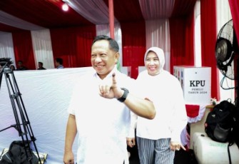Mendagri Muhammad Tito Karnavian ikut menyalurkan hak pilihnya di Tempat Pemungutan Suara (TPS) 01 Widya Chandra, Senayan, Jakarta Selatan, Rabu (14/2/2024).