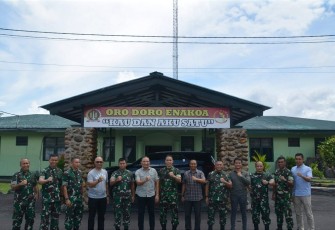 Dandim 1710/Mimika Letkol Inf Dedy Dwi Cahyadi sambut kunjungan kerja Waasops Kasad Bidang Siapsat Brigjen TNI Lucky Avianto, S.I.P., M.Si. beserta rombongan di Makodim 1710/Mimika jln. Agimuga Mile 32, Distrik Kuala Kencana, Kab. Mimika, Selasa (13/2/2024)