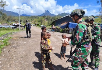 Satgas Yonif 323 Buaya Putih Bagikan Nasi Bungkus pada anak-anak