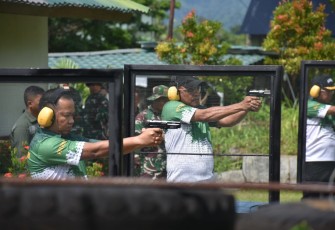 Pangdam XVIII/Kasuari, Mayjen TNI Ilyas Alamsyah, S.E., M.Tr.(Han)., memimpin langsung jalannya latihan menembak pistol bersama para pejabat Kodam XVIII/Kasuari, di Lapangan Tembak Lodewijk Mandatjan, Makodam, Trikora, Arfai 1, Manokwari, Papua Barat, Sabtu (10/2/2024)