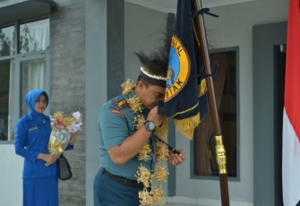 Menjabat sebagai Komandan Pangkalan Udara TNl AL (Danlanudal) Biak, Letkol Laut (P) Anang Adhi Purwonugroho, disambut seluruh personel dan Jalasenastri Lanudal Biak dengan tradisi Mansorandak dan Potong Tumpeng di Markas Lanudal Biak di Jl. Raya Sorido, Biak Kota, Biak Numfor - Papua, Selasa (16/1/2024)