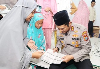 Di balik sosoknya yang tegas, AKBP Yasir Ahmadi, SIK, MH, Kapolres Tapanuli Selatan (Tapsel), memiliki sifat yang penyayang dengan bukti kedekatan kepada anak-anak