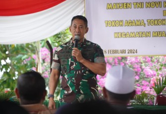 Pangdam IM Mayjen TNI Novi Helmy Prasetya, S.I.P, M.I.P saat Anjangsana dengan Warga Simpang Beutong Pidie, Minggu (18/2/2024).