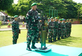 Komandan Korem 162/WB Brigjen TNI Agus Bhakti, S.I.P., M.I.P., M.Han., memimpin apel gelar pasukan secara serentak, dalam rangka kesiapan TNI pada pengamanan pemilu 2024, secara virtual dengan Panglima TNI Jenderal TNI Agus Subiyanto, di lapangan Trisula Yonif 742/SWY Gebang Mataram, Kamis (1/2)