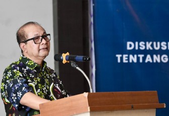 SeskemenkopUKM Arif Rahman Hakim dalam acara Diskusi Pengaduan dan Serap Aspirasi Publik Bidang Koperasi dan UMKM tentang Pengelolaan Sampah Berbasis Koperasi di Bumiayu, Brebes, Jawa Tengah, Jumat (9/2).