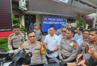 Kapolrestabes Medan Kombes Pol Teddy John Sahala Marbun didampingi Kasat Reskrim Polrestabes Medan, Kompol Jama Kita Purba, SH, MH, Kapolsekta Delitua, Kompol Dedi Dharma, SH, MH, Kapolsekta Patumbak, Kompol Paidir Chaniago, SH, MH dan Kasi Humas Polrestabes Medan, Iptu Ijrah Nasution, SH kepada wartawan, Selasa (9/1/2024)