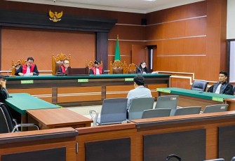 Foto terdakwa bersama kuasa hukumnya Marshall Tambajong, M.H di saat sidang putusan