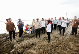 Penjabat Gubernur Jawa Tengah, Nana Sudajana saat kembali meninjau kondisi banjir di Kecamatan Karanganyar, Kabupaten Demak, Jumat (16/2/2024) sore.