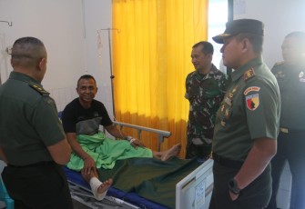 Dandim 0803/Madiun Letkol Inf Meina Helmi untuk menyempatkan diri membesuk Danramil 11/Geger Lettu Inf Djuari yang tengah dirawat di RS DKT, Kota Madiun, Kamis (01/2/2024)