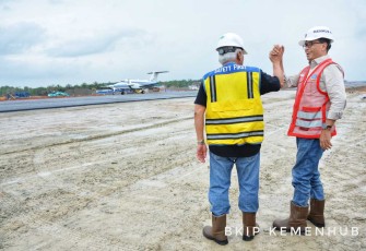 Menhub Budi Karya Sumadi bersama Menteri PUPR Basuki Hadimuljono saat meninjau uji coba bandara IKN 