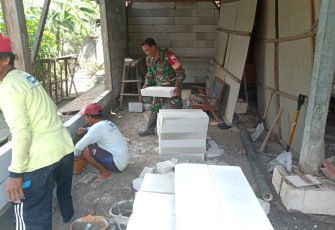 Kodim 0803/Madiun melaksanakan kegiatan bakti TNI dengan membantu renovasi rumah warga di Desa Gandul, Kecamatan Saradan, Kabupaten Madiun, Kamis (8/3/2024)