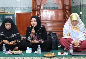 Ketua Bhayangkari Cabang Tapsel, Ny Meylinda Yasir Ahmadi, dan Ibunda dari Kapolres Tapsel, Hj Farida Hanum Matondang, saat pengajian rutin bulanan Bhayangkari Cabang Tapsel