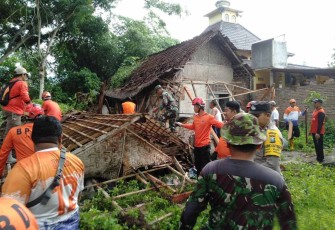 Anggota personel Koramil 0806/01 Trenggalek, bersama BPBD Kabupaten Trenggalek, Tiga Pilar Kelurahan Ngantru dan warga setempat, telah bersatu untuk menyatukan kekuatan dalam sebuah aksi kerja bakti yang luar biasa. Misi mereka adalah membersihkan puing rumah milik Simon di RT. 17 RW. 06 Kelurahan Ngantru, Kecamatan Trenggalek, Kabupaten Trenggalek