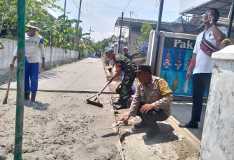Babinsa Koramil 05/Wungu Sertu Edi Purwanto bersama masyarakat melaksanakan kegiatan pengecoran jalan (rabat beton) di RT 20 RW 02 Desa Sidorejo, Kecamatan Wungu, Kabupaten Madiun, Selasa (9/1/2024)