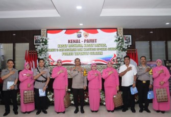 Kapolres Tapsel, AKBP Yasir Ahmadi, berfoto bersama dengan pejabat lama yang akan pamitan ke tempat tugas yang baru