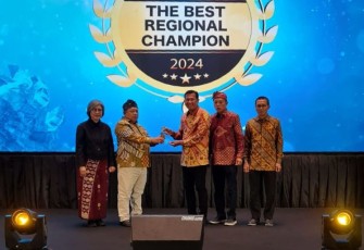 Dirut Bank Daerah Karanganyar Haryono, saat  menerima penghargaan The Best Regional Champion 2024 dari The Asian Post, Jumat (31/5/2024)