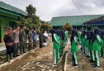 Kodim 1001/HSU Kodam VI/MLW bersama Tiga Pilar dan Masyarakat dan siswa kompak melaksanakan kerja bakti membersihkan fasilitas umum sekolah ,yang bertempat di Desa Babirik Hulu, Kec.Babirik, Kab. Hulu Sungai Utara, Minggu ( 01/02/2024 )