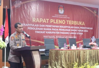 Kapolres Tapanuli Selatan, AKBP Yasir Ahmadi, S.I.K., M.H., memberikan arahan penting dalam Rapat Pleno Terbuka rekapitulasi dan penetapan hasil rekapitulasi  perhitungan perolehan suara Pemilihan Umum tahun 2024 tingkat Kabupaten Padang Lawas Utara.