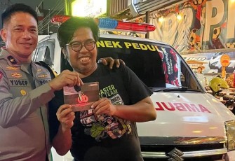 Wakapolda Jatim Brigjen Pol Akhmad Yusep Gunawan mewakili Kapolda Jatim Irjen Pol Imam Sugianto menyerahkan Mobil Ambulace di Surabaya, Selasa (9/1/2024)