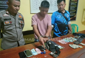 Tersangka saat diamankan dan menunjukkan barang bukti