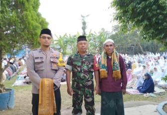 Babinsa dan Bhabinkamtibmas saat Amankan Sholat Idul Adha 1445 H di Desa Tumpuk, Trenggalek