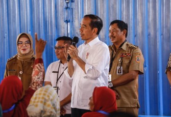 Penjabat Gubernur Jawa Tengah, Nana Sudjana, saat mendampingi Presiden RI Joko Widodo (Jokowi) melakukan penyaluran bantuan pangan berupa beras, di Gudang Bulog Telukan, Kabupaten Sukoharjo, Kamis (1/2/2024).