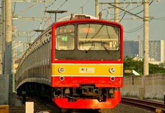 kereta rel listrik (KRL)