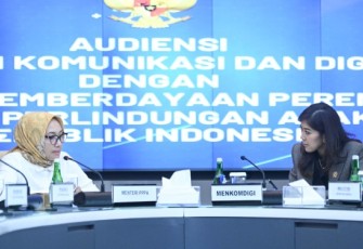 Menkomdigi Meutya Hafid bersama Menteri PPPA Arifah Fauzi di Jakarta, Senin (18/11)