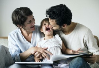 Foto ilustrasi kasih sayang Ayah dan Ibu (Foto: Pinterest)
