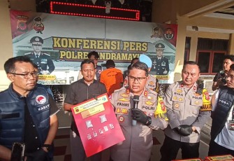 AKBP M Fahri Siregar didampingi Kasat Narkoba Polres Indramayu saat konferensi pers di Mapolres Indramayu, Selasa (11/6/2024).