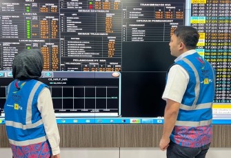 Petugas PLN sedang melihat perkembangan distribusi energi. ANTARA/ HO-Humas PLN UID Aceh.