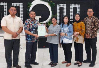 BPN Palangka Raya Serahkan Sertifikat Rumah Ibadah Gratis Tanpa Biaya