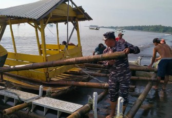 Prajurit Posal Banyuwangi Bantu Perbaiki Rumah Apung Nelayan 